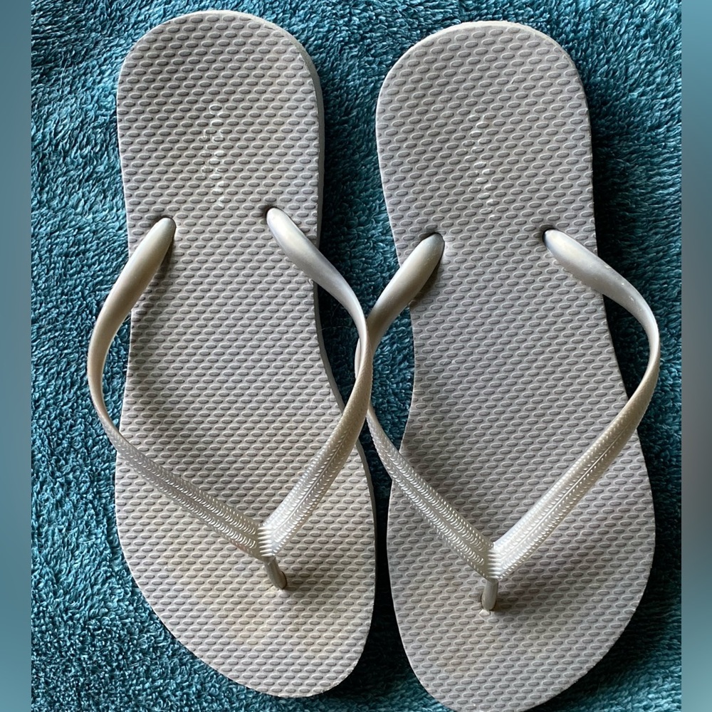 Old Navy flip flops. Size 5/6. Silver grey.